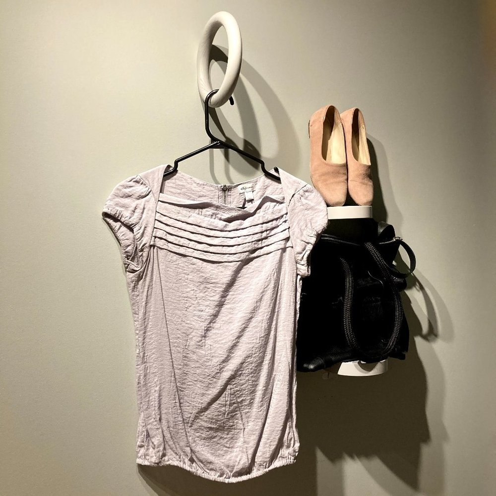 DYNAMITE — Cap Sleeve Silver Blouse